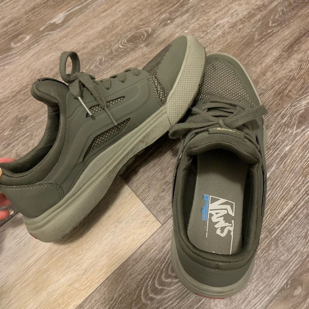 Women’s 8.5 Vans